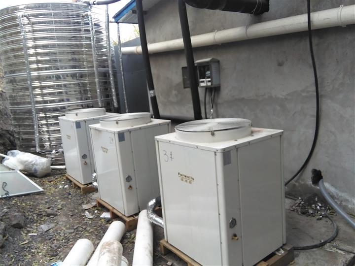空氣能熱水器工程為什么要設(shè)置定溫度補水？